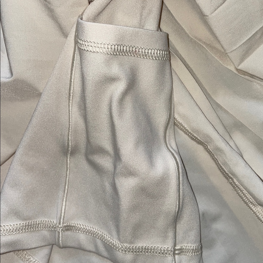 Offline by Aerie Flowy Pleated Athletic Shorts Cream Size Medium - Picture 7 of 12